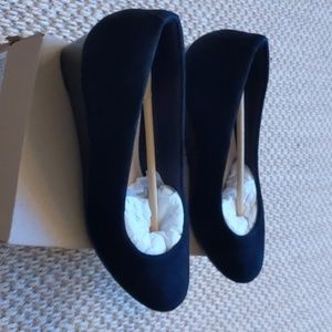 New in Box Clarks Mallory Luna Wedge Pumps Suede